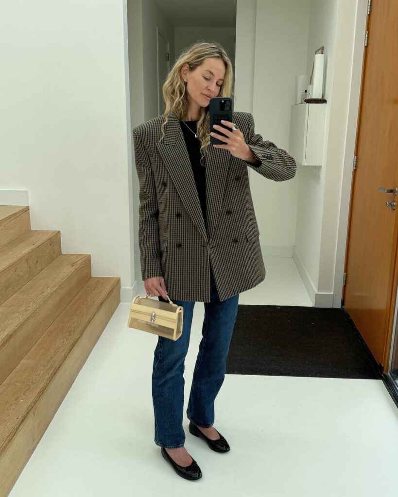 look com sapatilha, calça jeans e blazer