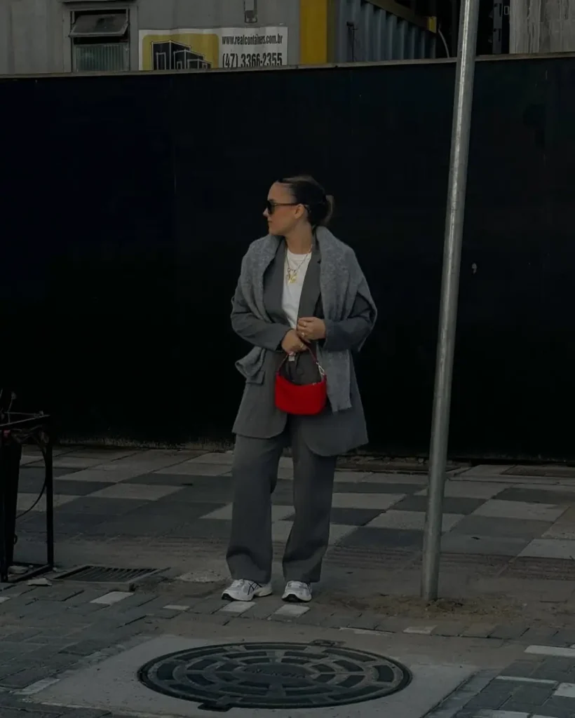 look de trabalho com calça de alfaiataria e tênis esportivo